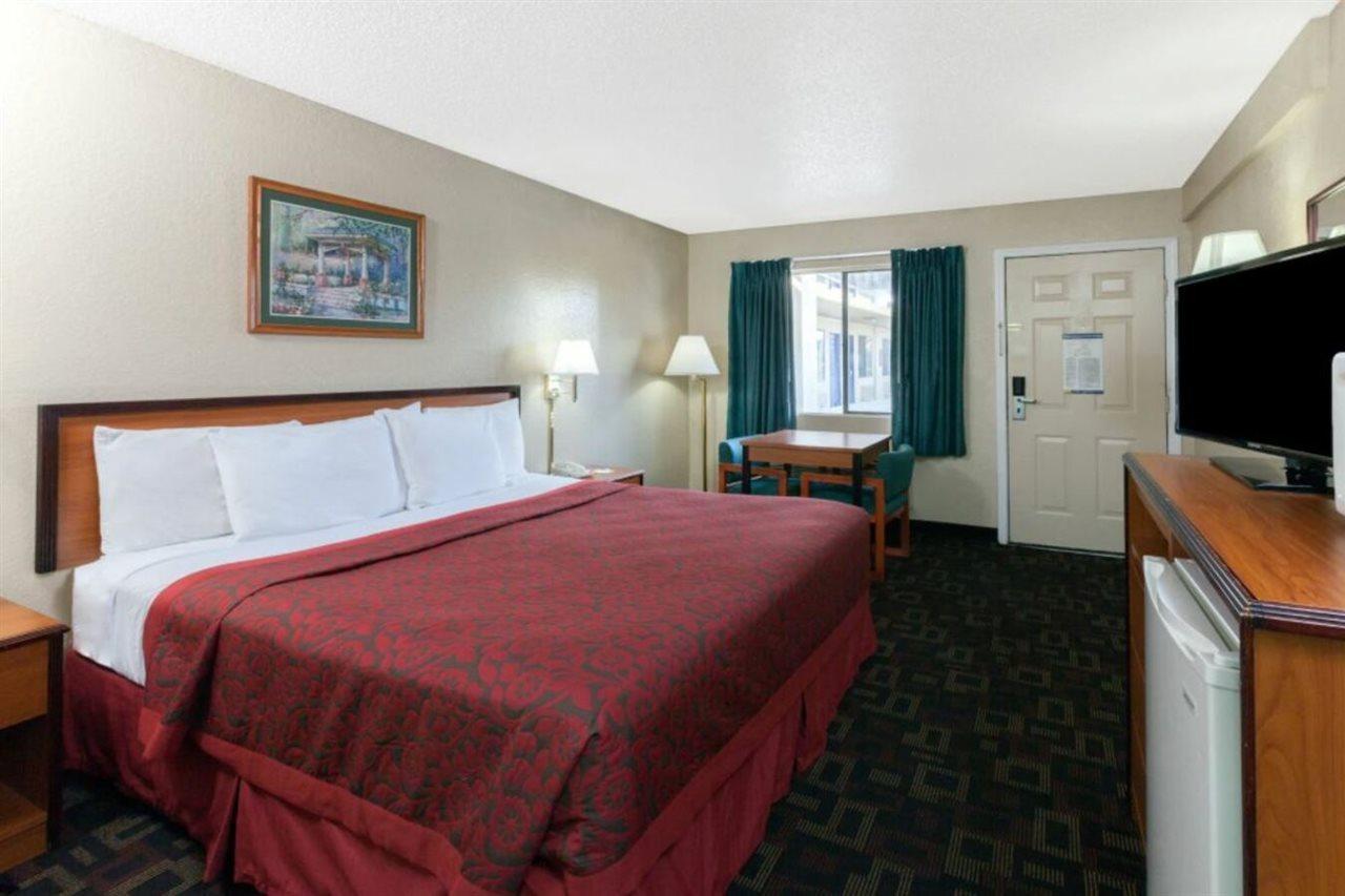 Days Inn Oklahoma City West Екстер'єр фото